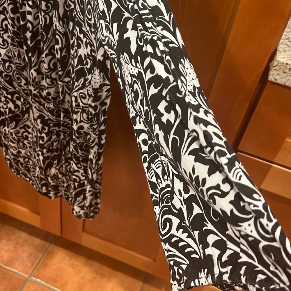 Off The Shoulder Blouse- Long Sleeve- Large- Black & Cream - Picture 2 of 4